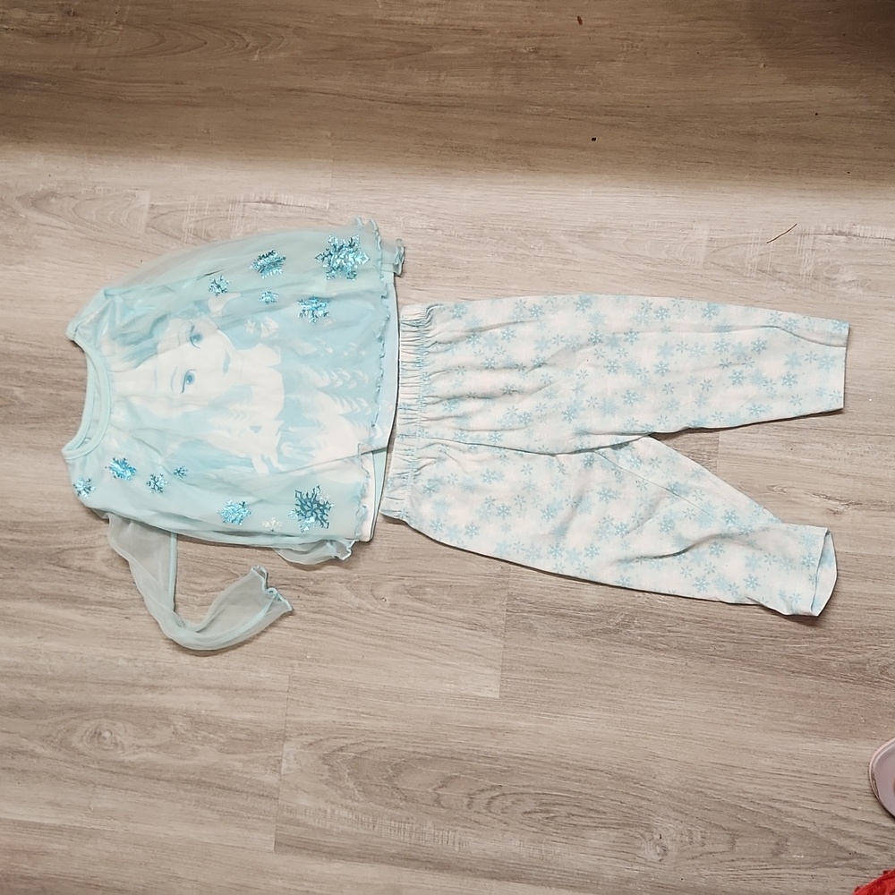 NWOT Frozen pjs